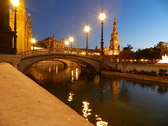 visitar noche el barrio de Santa Cruz en Sevilla